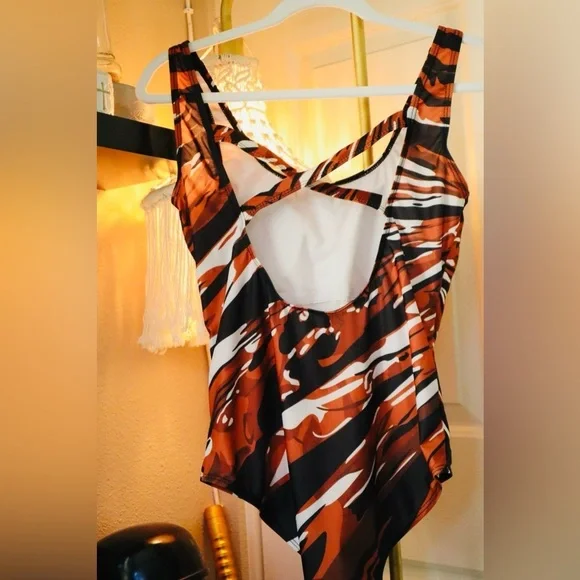 Women's One-Piece Coverage Swimsuit NWOT - Picture 4 of 6